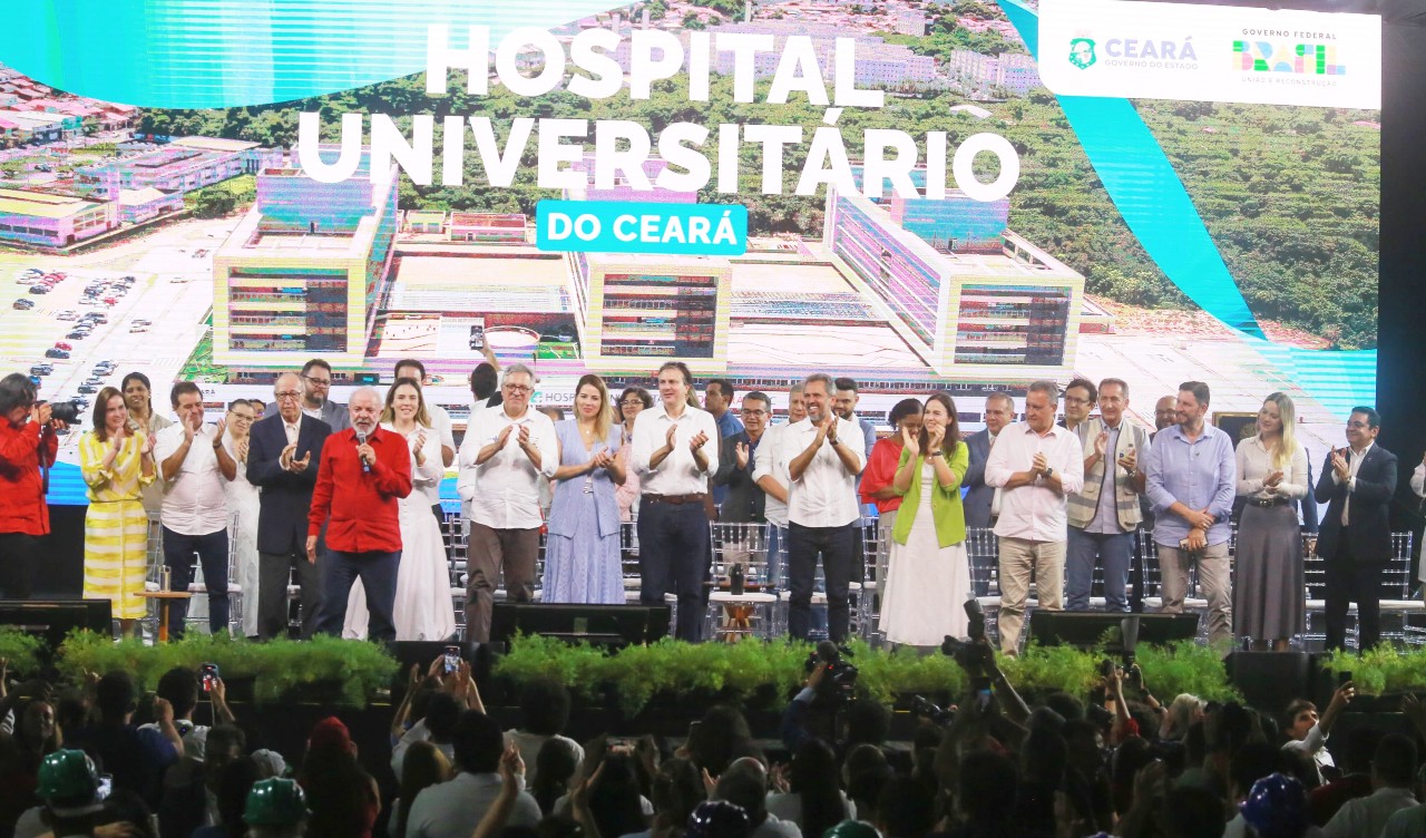 palco com as pessoas que participaram da inauguração do hospital universitário